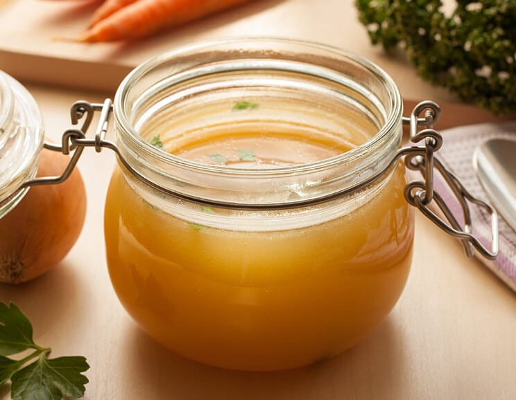 Find out what other bone broth benefits are waiting for you and discover how to make your own batch using our quick and easy recipe.