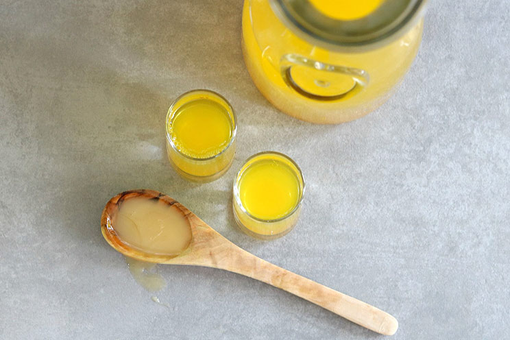 Antioxidant-rich turmeric combines with the probiotic benefits of raw apple cider vinegar for a quick shot that washes away parasites and fights digestive ailments.