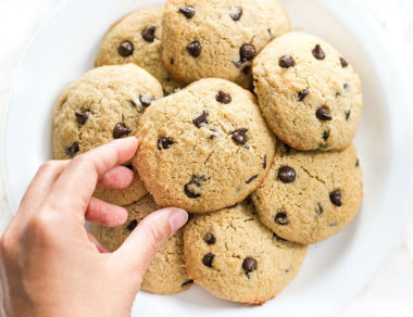 With a moist, cake-like crumb, these chocolate chip cookies are the perfect sweet snack to satisfy your sweet tooth and to calm hunger between meals.